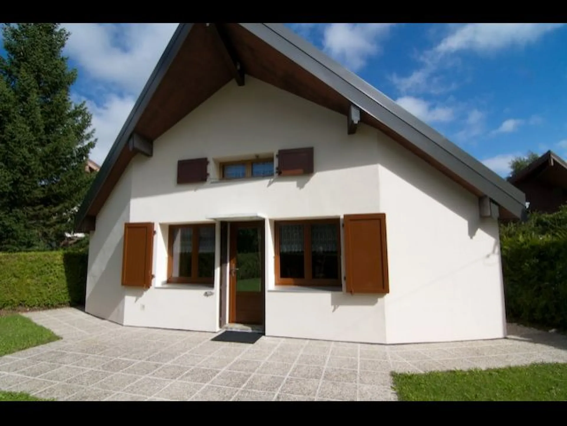 Chalet exposé au sud au pied de la montagne
