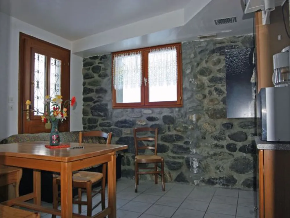 Salon cuisine indépendant au rez de chaussée avec téléviseur et divan 2 places. Porte indépendante orientation nord. 2 fenêtres orientations nord et est.