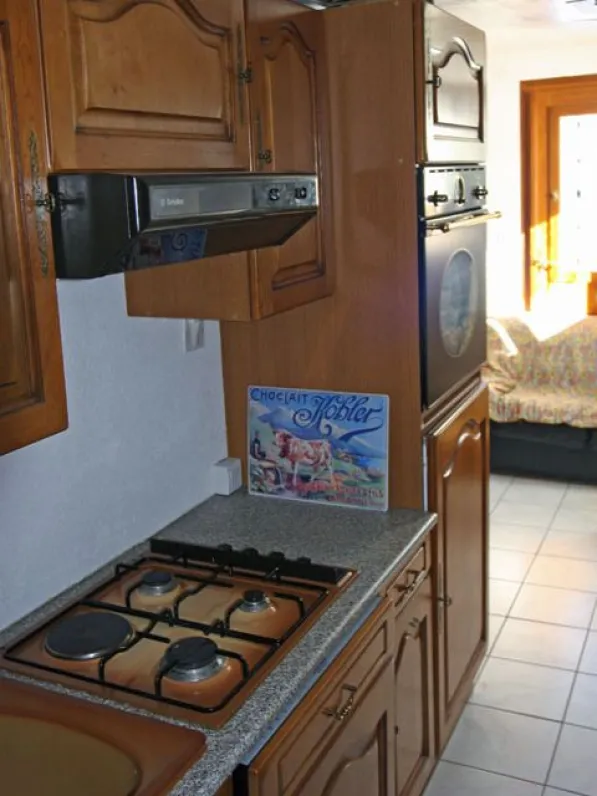 Espace cuisine de l'apartement du rez de chaussée. Cuisson au gaz, four électrique, frigo, micro onde et lave vaisselle.