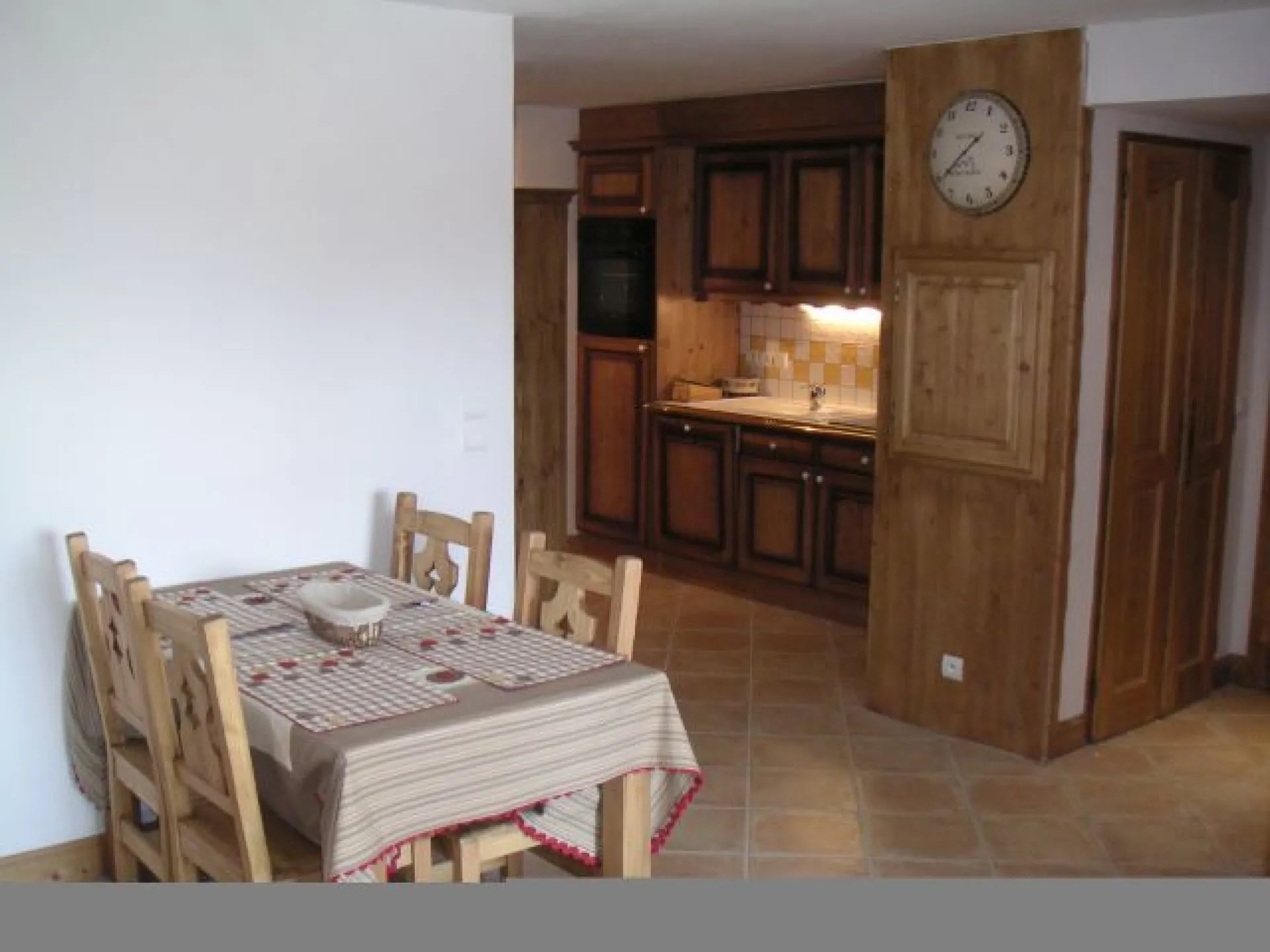 coin repas et cuisine - vue depuis le salon