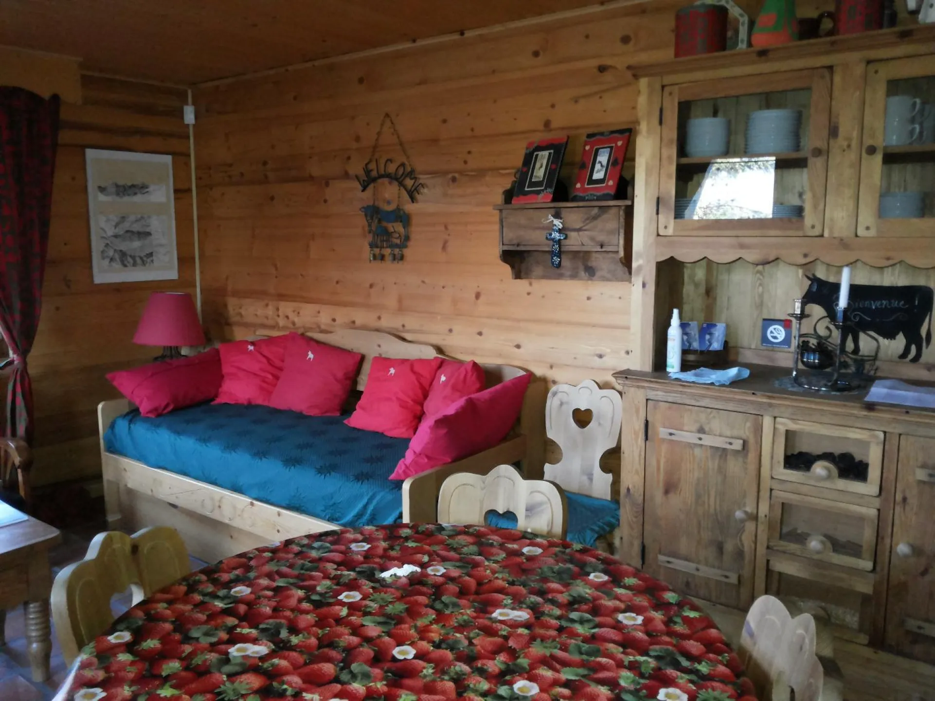 coin salon avec lit gigogne