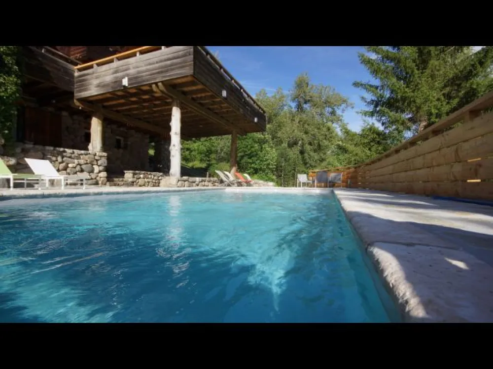 50/5000
The pool, water color of the neighboring Guisane