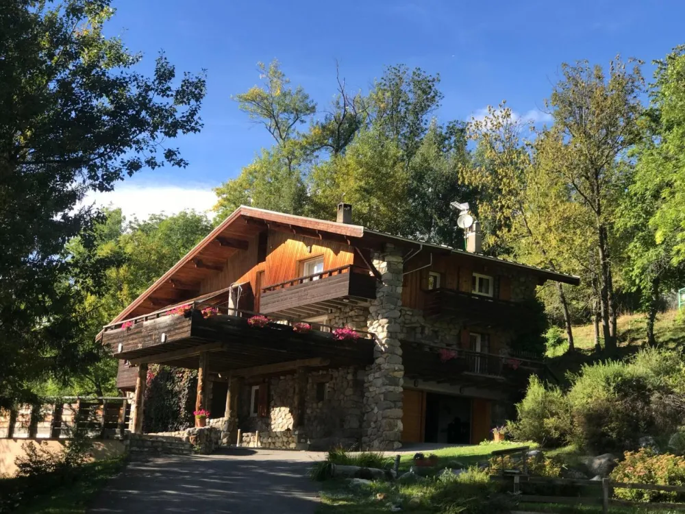 31/5000
Arrival in front of the chalet in summer