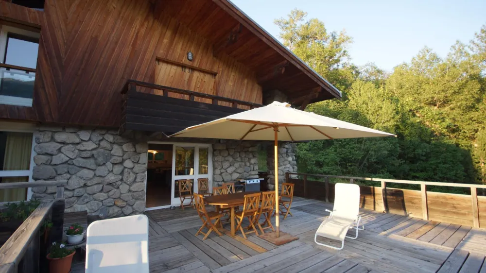 The terrace and the living room entrance, as suspended in the woods