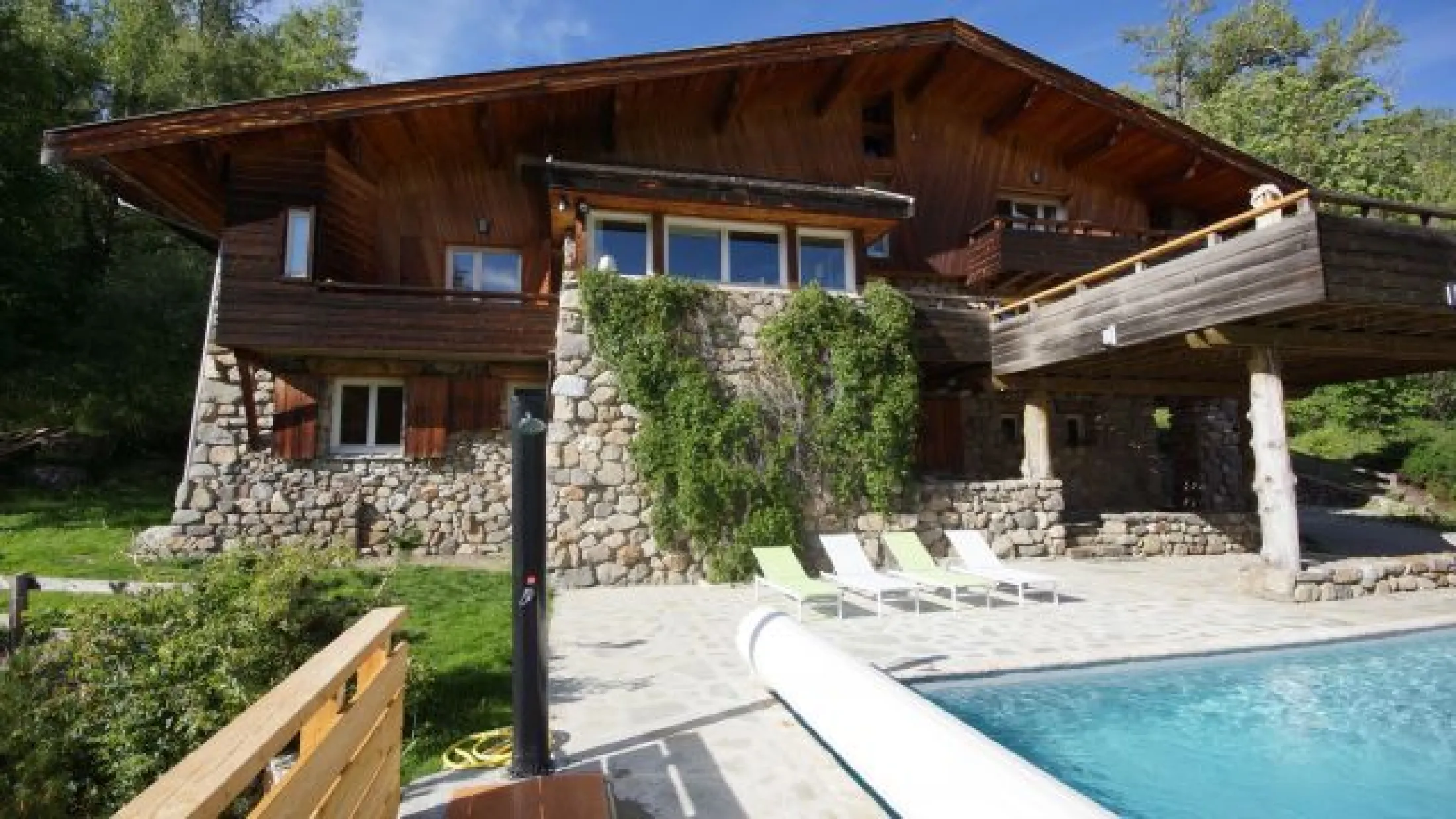 The stone cottage of La Guisane, the river flowing in the valley, and Larch.
A large battisse, nearly 25 M long roof overflowing, with its terrace on the living room, overlooking the summer pool.