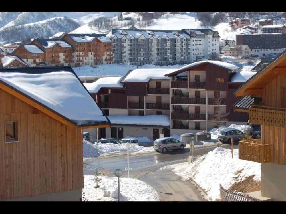 Résidence et notre appartement vue de la plus proche remontée mécanique coté nord.