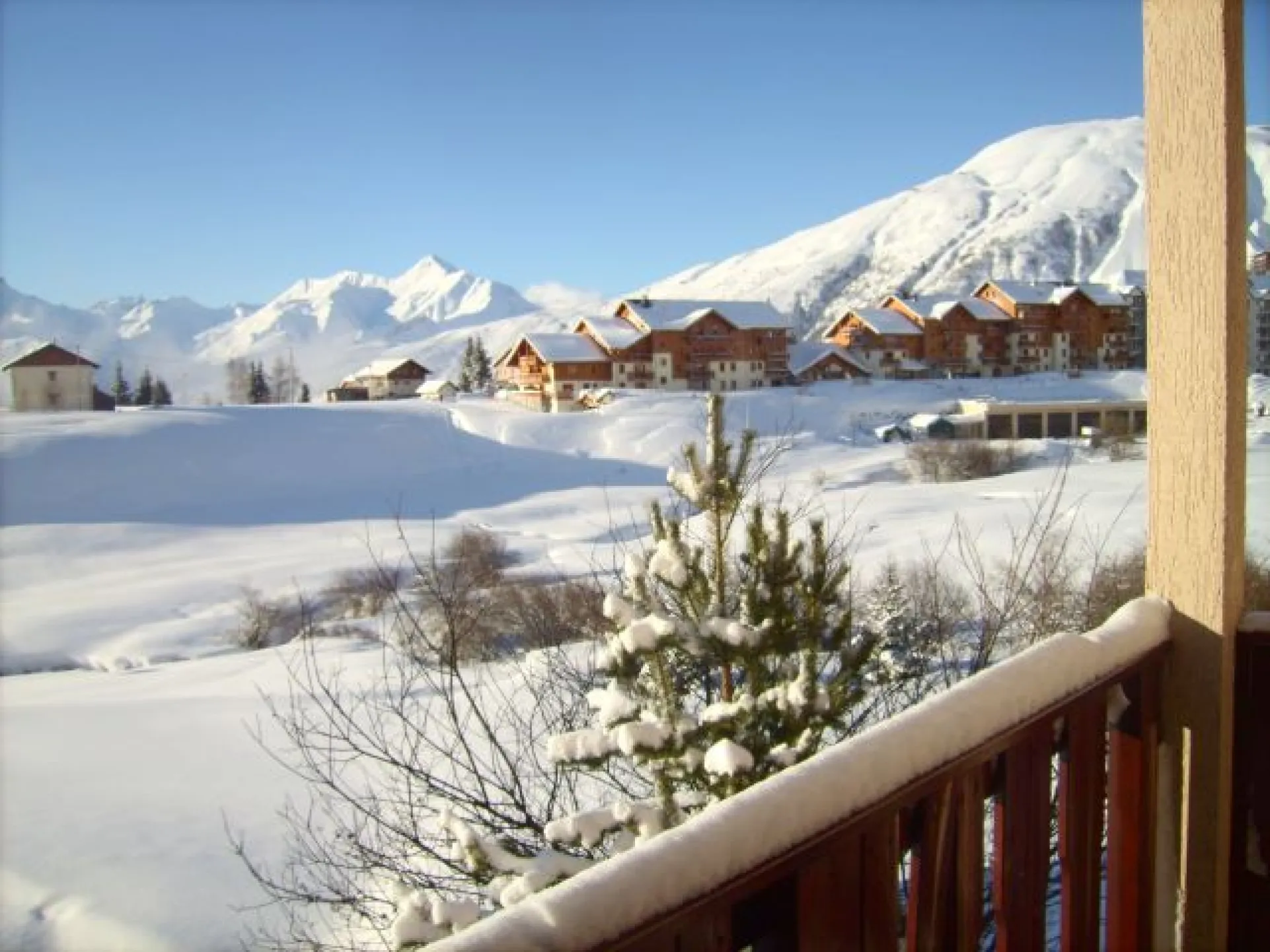 Vue du balcon plein sud ou les repas peuvent être pris.