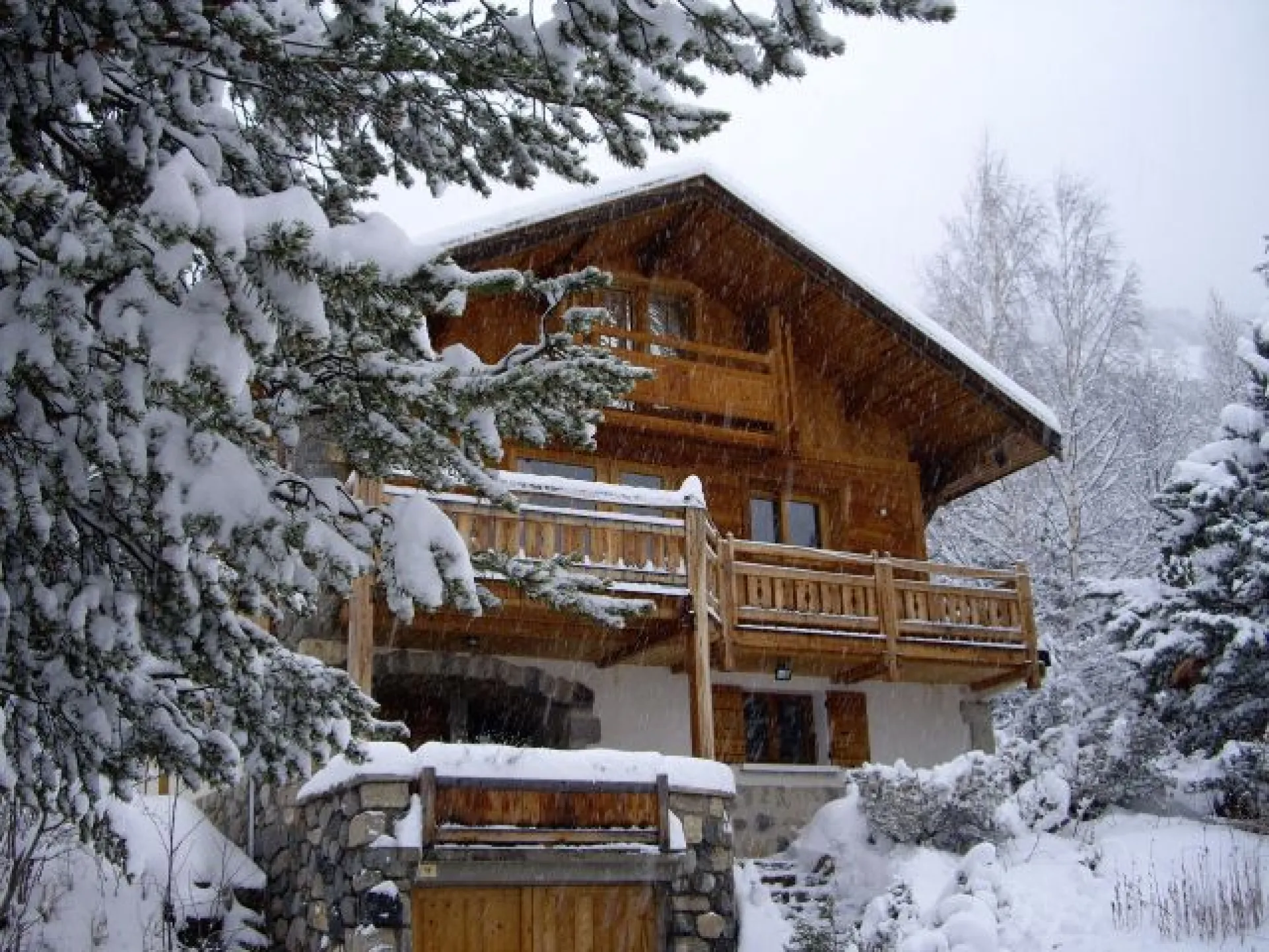 Le chalet sous la neige