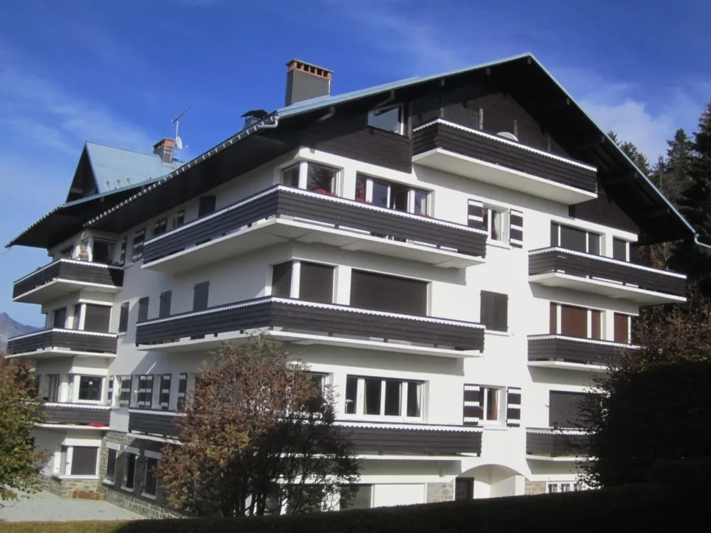 La résidence en été. L'appartement est à gauche et fait l'angle juste sous le toit. Balcon tournant avec double exposition.