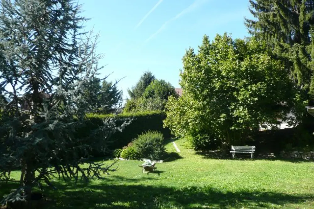 Beau jardin agréable au pied du chalet. Il est délimité de haies.
En Eté comme en hiver, il représente un sympathique terrain de jeu pour les enfants et un lieu de détente pour les grands