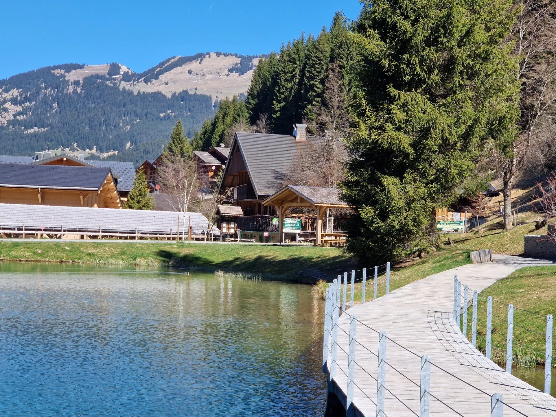 le chalet avec l'abris 7 voitures vue du lac 