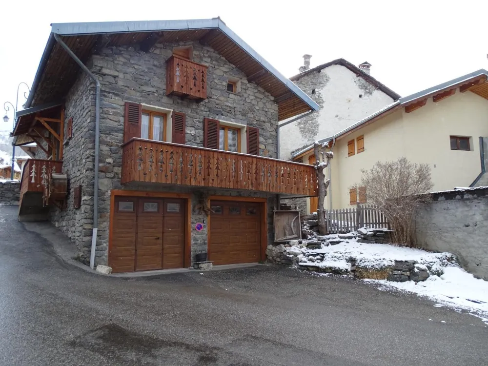 Chalet moustache