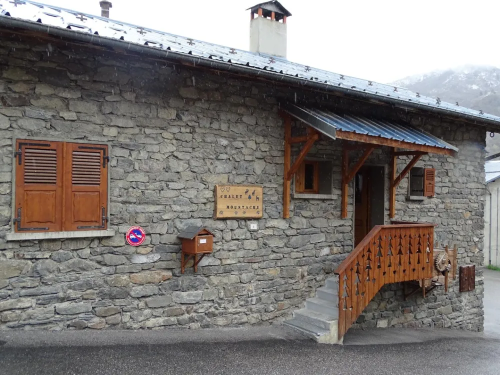 Chalet moustache