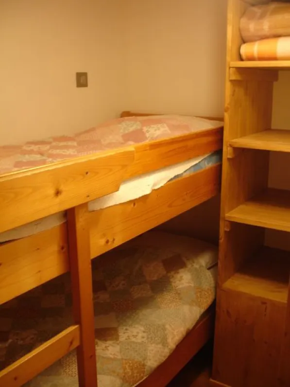 Chambre enfants avec lits superposés.