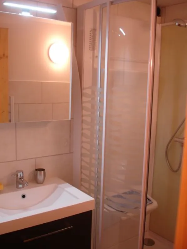 Salle de bains indépendante.