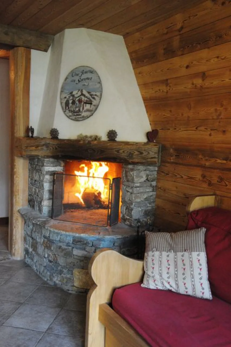 Salon avec cheminée ( bois fourni)