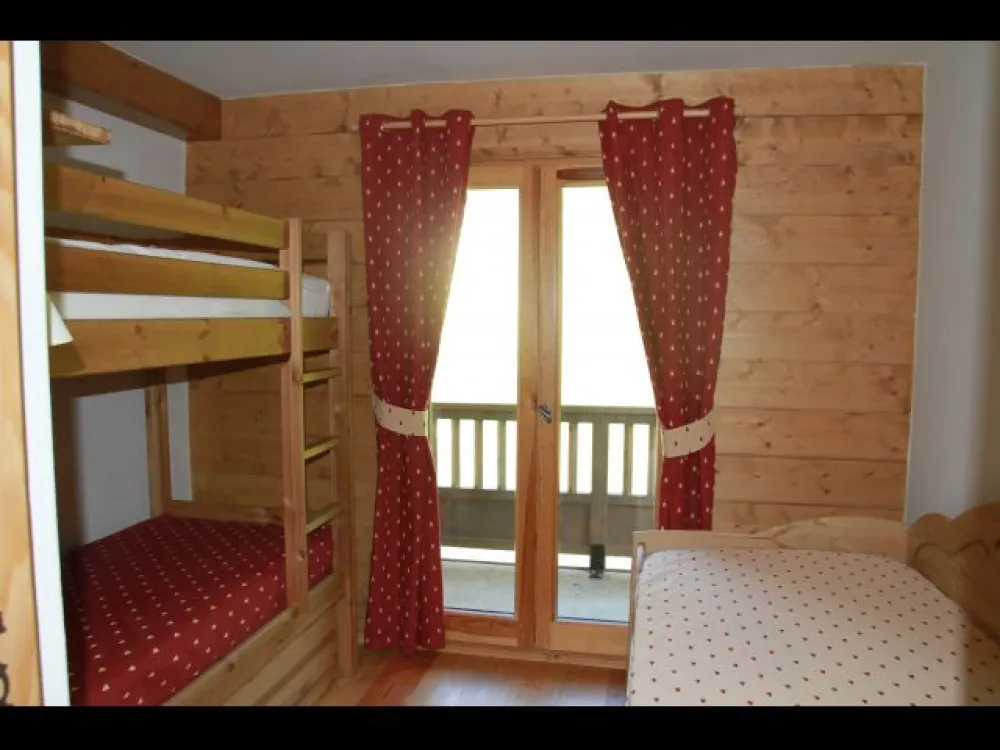 Chambre 2 située à l'étage avec lits superposés et 1 lit de 90x190.
Rangement : placard mural et tiroirs en dessous des lits