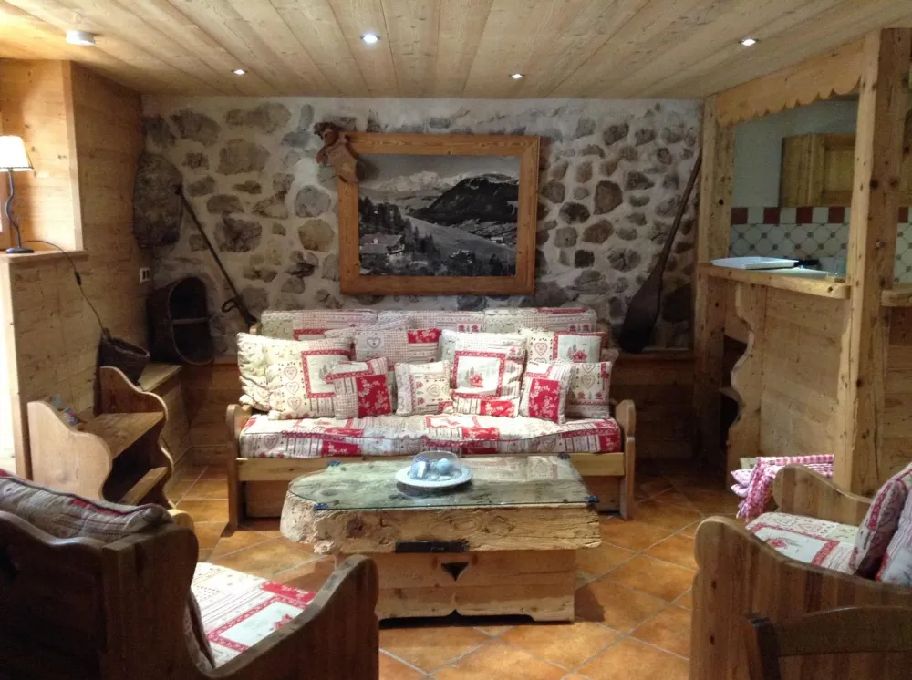 La location se trouve au rez de chaussée d'un luxueux chalet datant de 1834 alliant l'authenticité et le confort moderne, 200 m du centre du village.