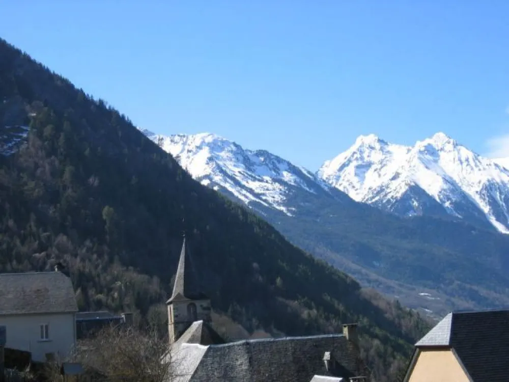Vue depuis la terrasse du Massif du Néouvielle classé UNESCO, et de SAINT-LARY SOULAN.