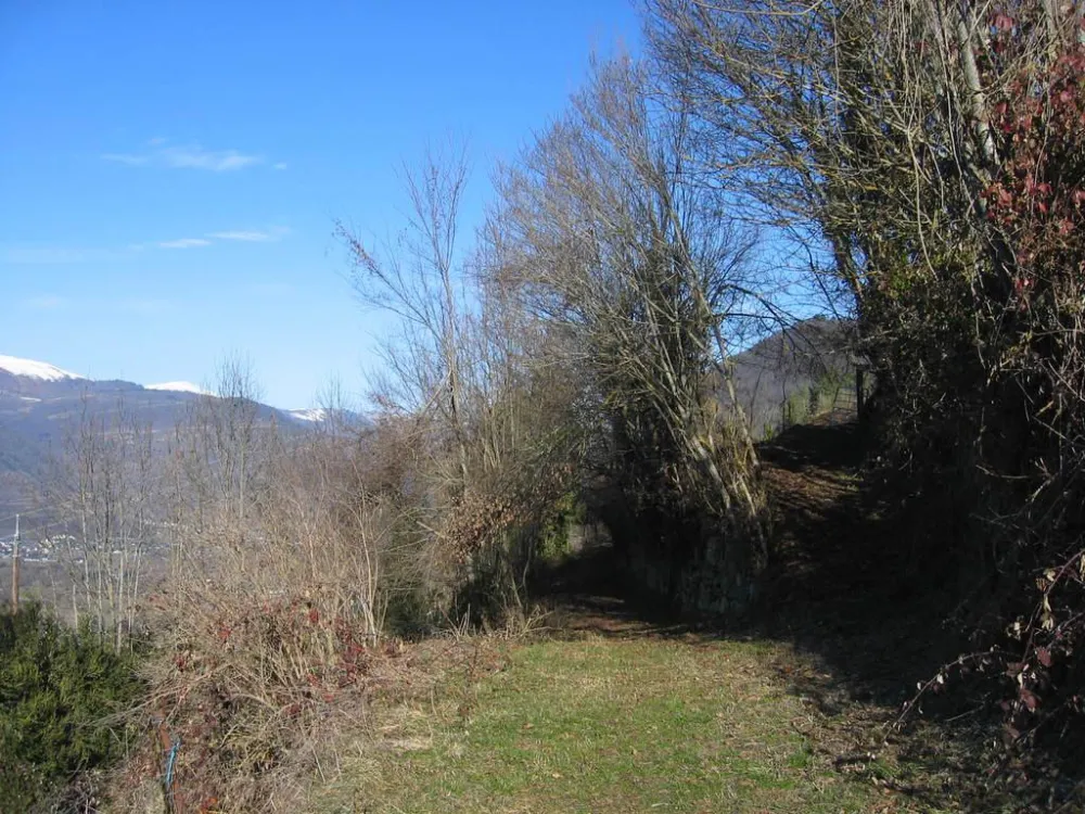 Départ du chemin de randonnée depuis le gîte.
Le gîte est la dernière habitation du village ... au GRAND CALME.