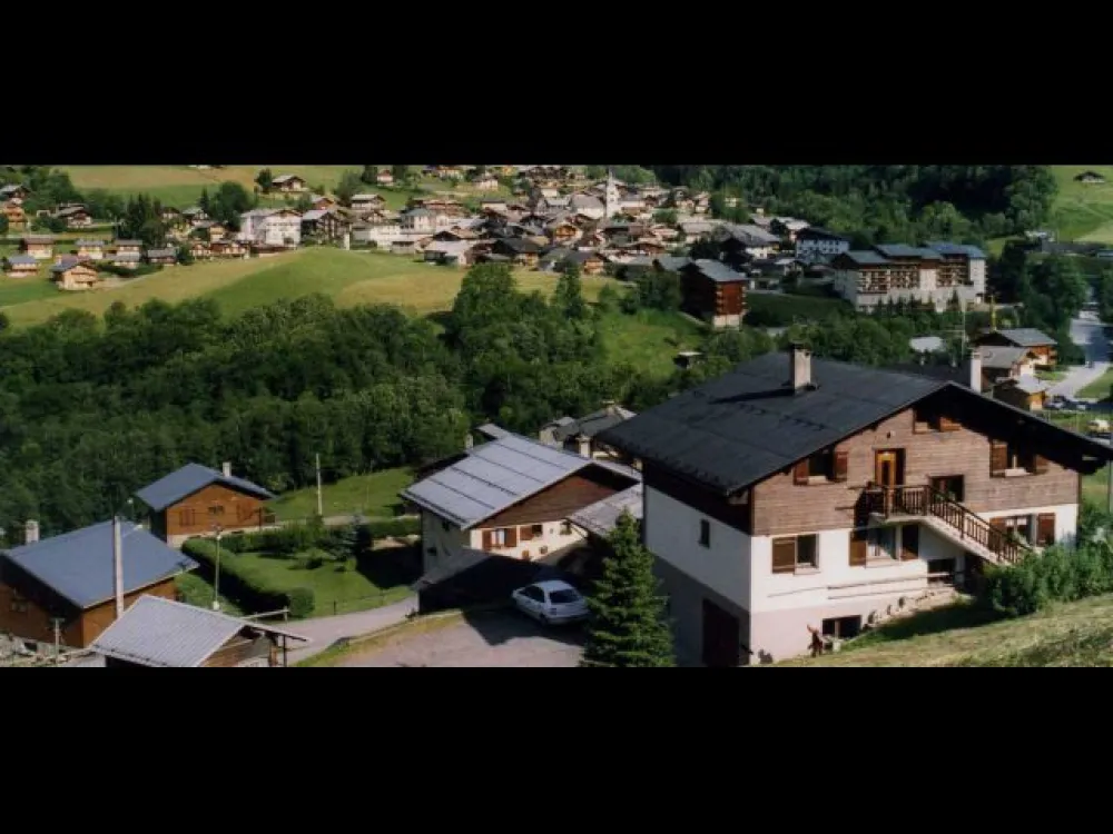 Vue d'ensemble au couchant, avec le village d'Arêches en arrière plan.