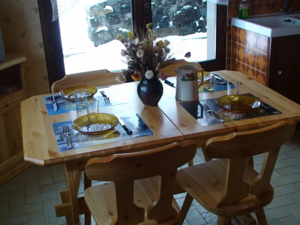 cuisine / pièce à vivre. Vue sur la terrasse enneigée.