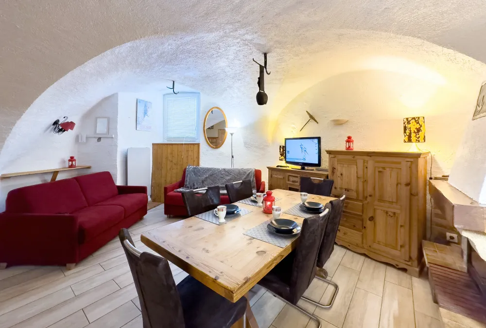 Salle voûtée avec cuisine hyper-équipée et cheminée avec insert