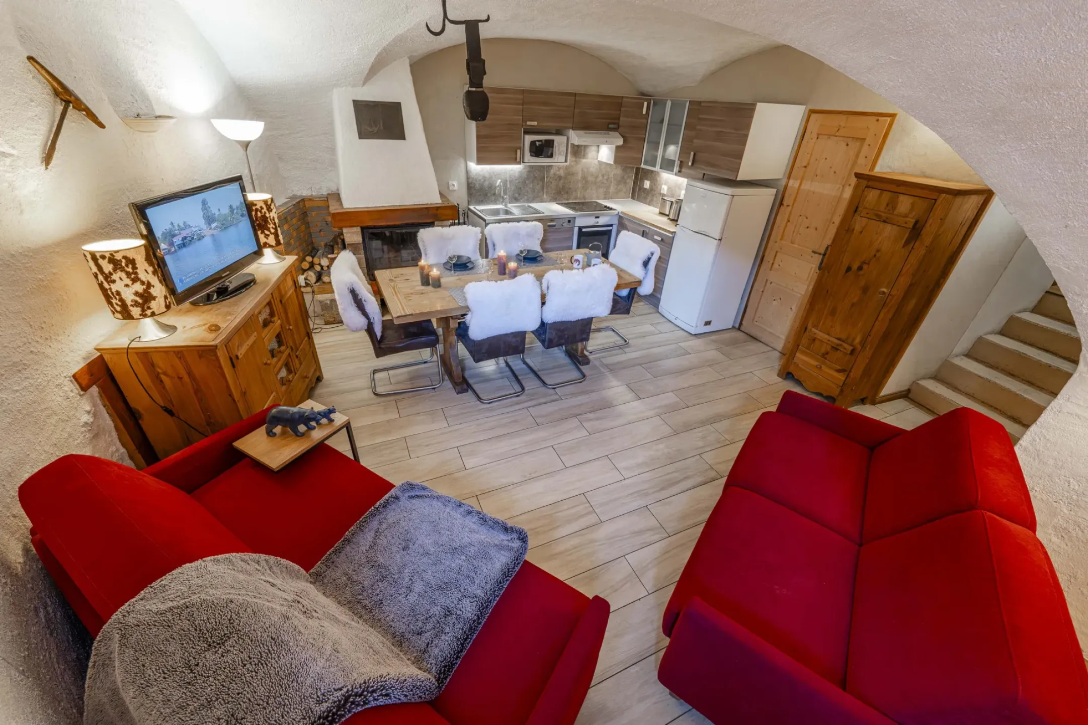 Salle voûtée avec cuisine hyper-équipée et cheminée avec insert