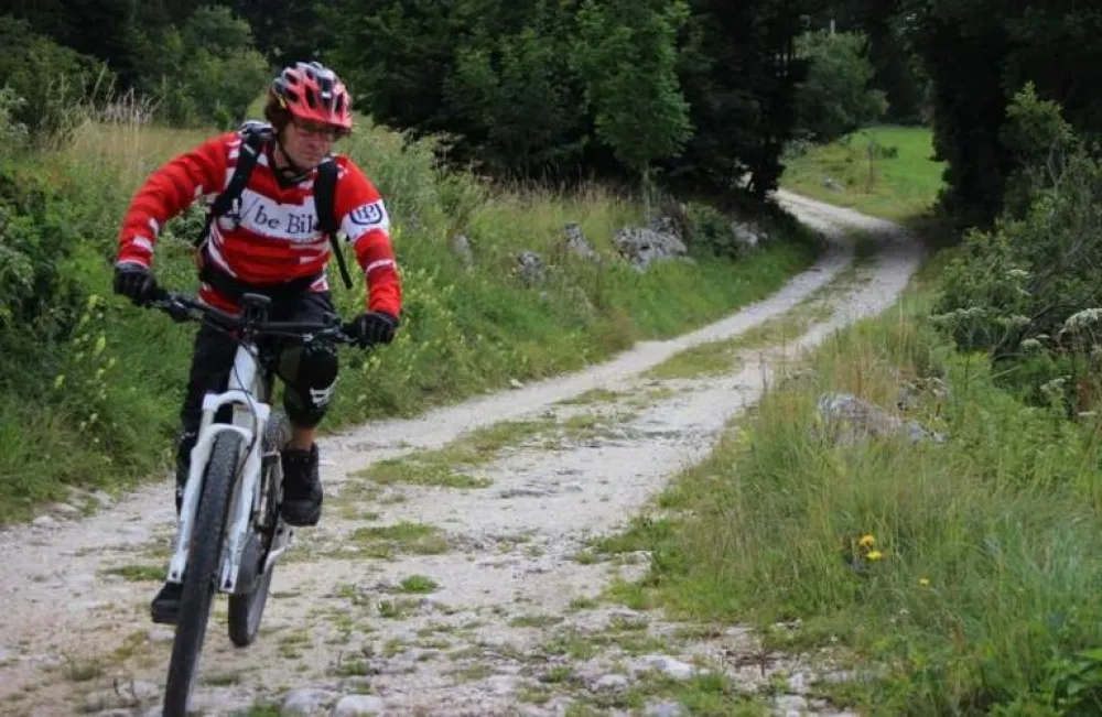 Location à la station de VTT à assistance électrique. monter en-haut de la station en télésiège et redescendre en VTT que du plaisir !   
