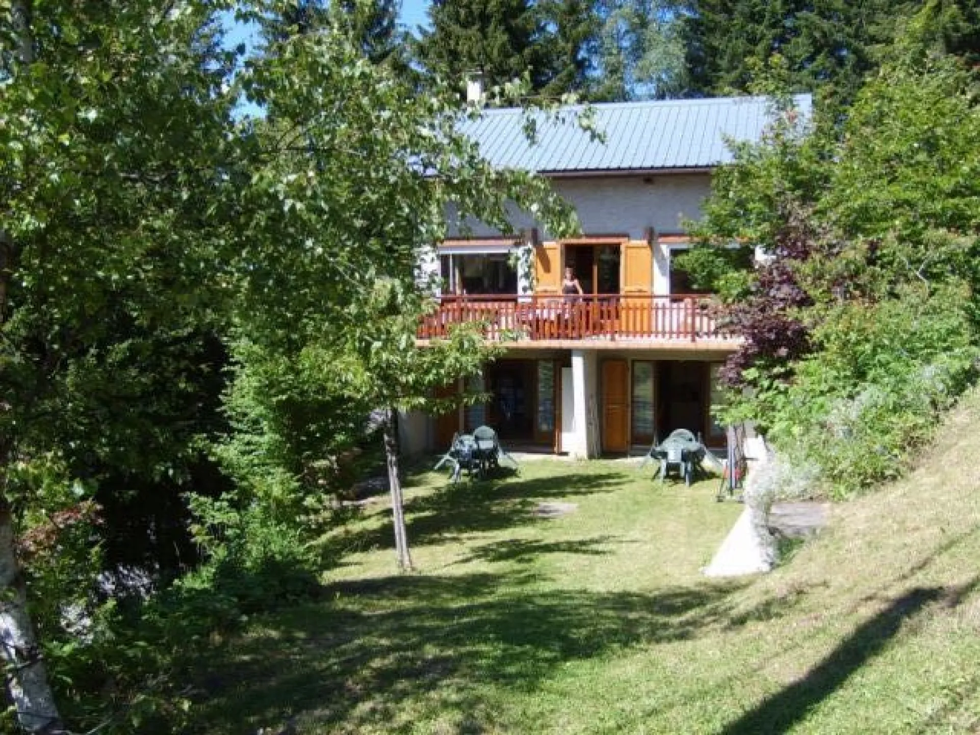 Façade Sud dans un écrin de verdure