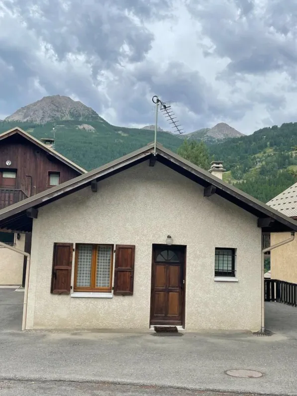 L'extérieur du chalet indépendant avec son parking privatif à droite
