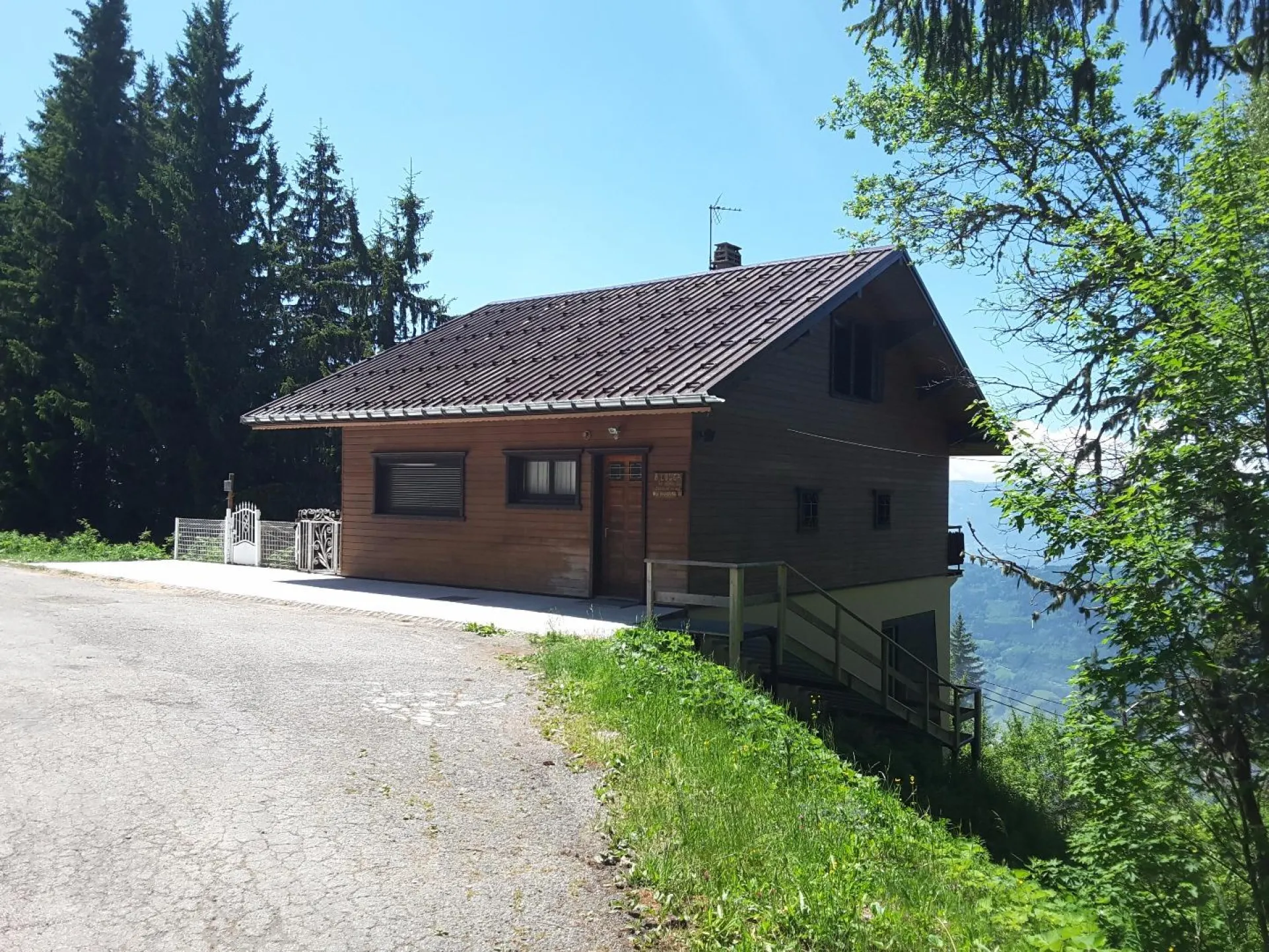 CHALET  " Le petit bellatrait " ÉTÉ  
Vue en arrivant par la seule route  "Allée Paul Chataing"