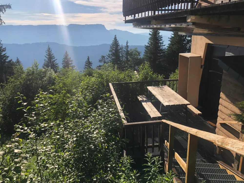 Vous accéderez au logement par les escaliers.
Terrasse ensoleillée toute la journée avec couché de soleil sur la Vallée de la Chartreuse. 