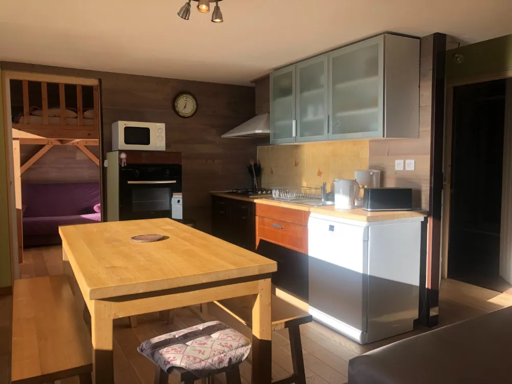 Pièce à vivre avec cuisine toute équipée (micro-onde, four, lave vaisselle..)
Canapé, TV, WIFI..