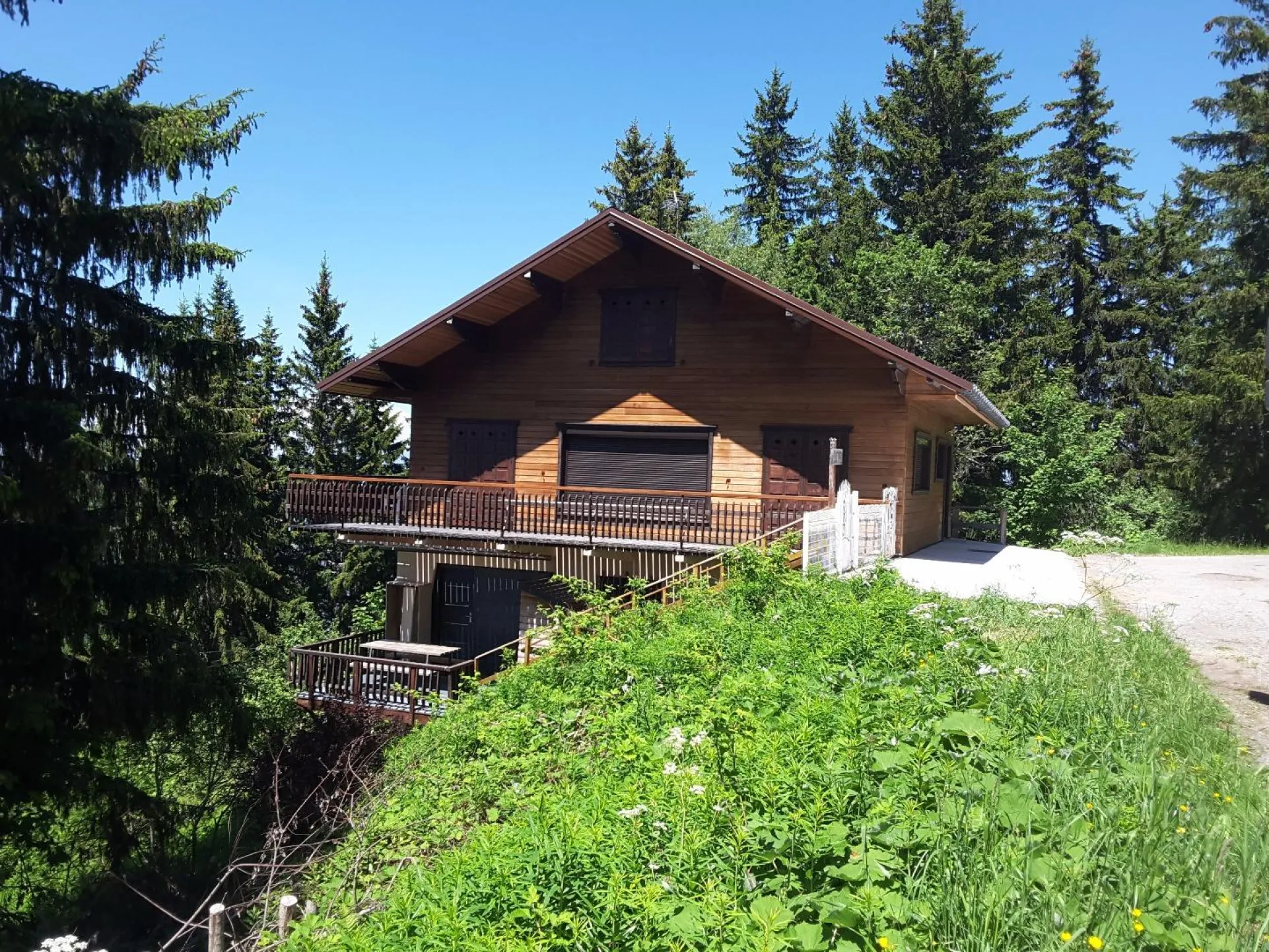 Vue du chalet depuis la piste des Tufs.
 Se référencer au balcon de l'appartement du dessous.