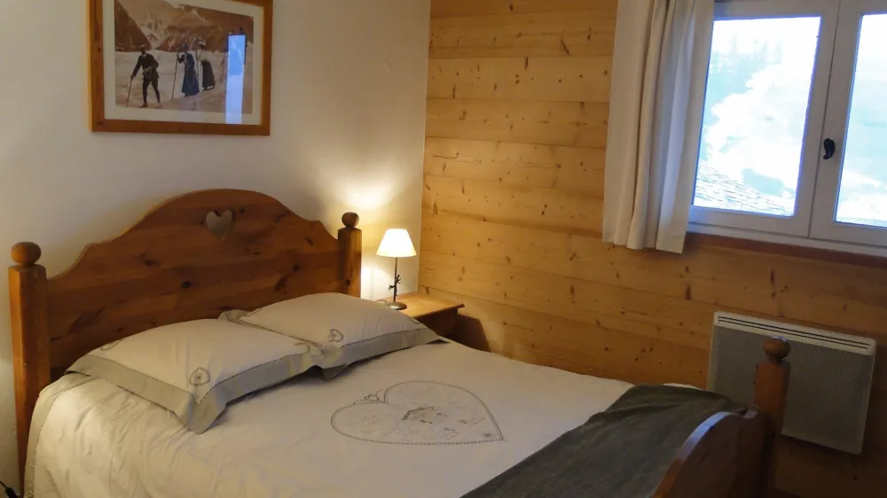 Chambre sur parquet avec lit 140    placard/penderie     belle vue sur la montagne