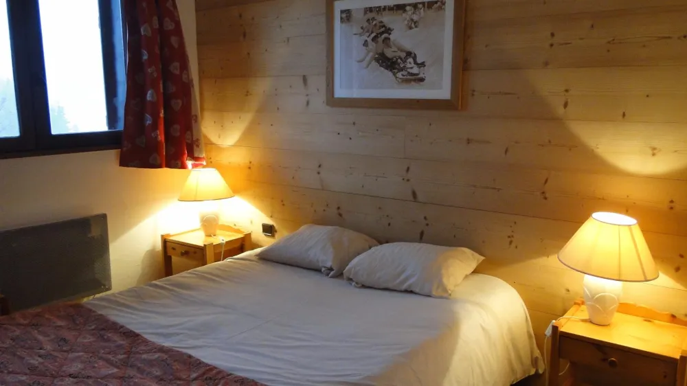 Chambre sur parquet avec lit 140    placard/penderie   belle vue sur la montagne