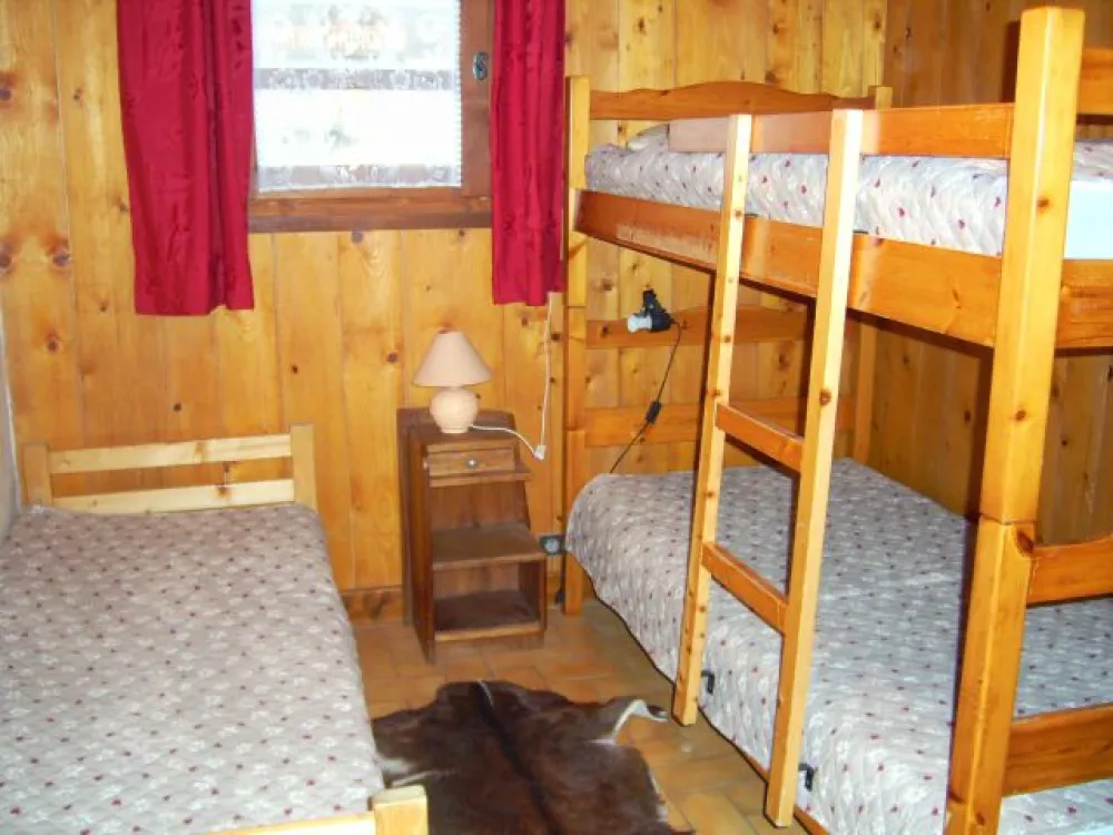 une chambre indépendante avec 2 lits superposés et un lit une personne,grands placards.