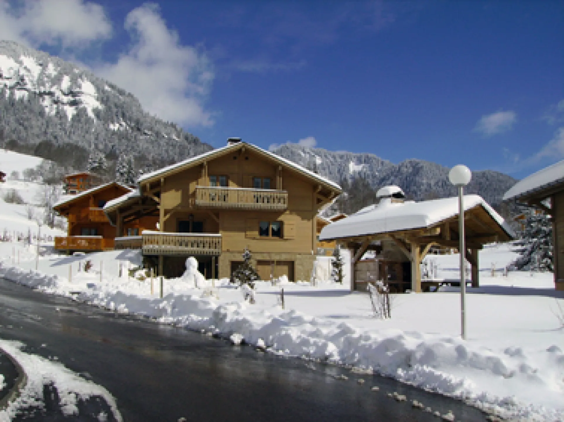 VUE DU CHALET DANS LA NEIGE