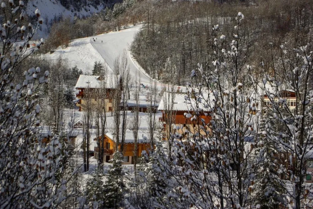 belle situation, au pied des pistes de ski