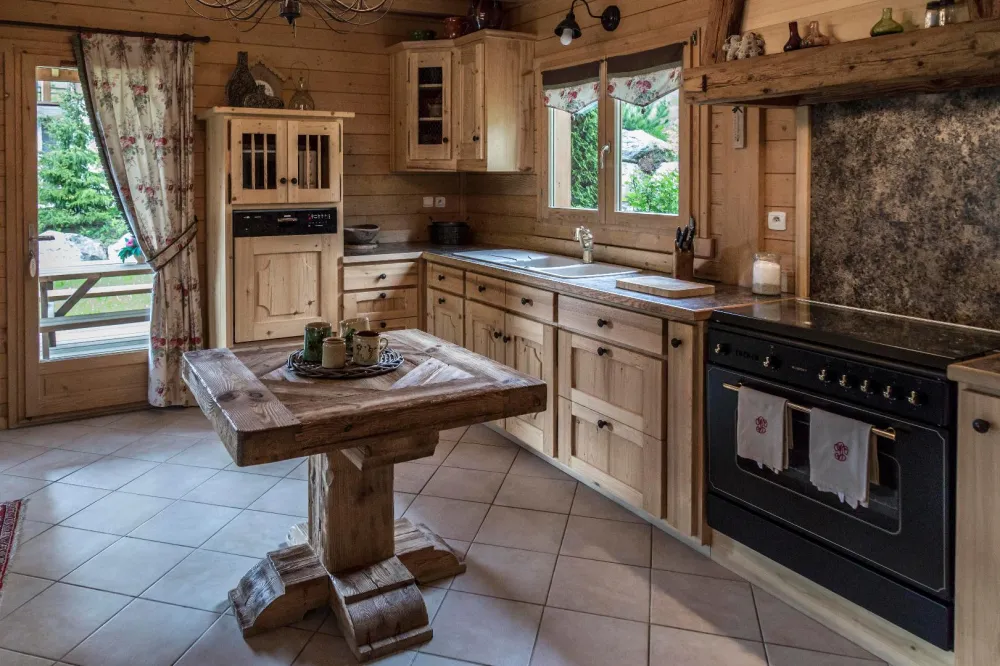 Une cuisine américaine entièrement aménagée, pour la préparation des petits plats, donnant directement sur la terrasse couverte et sur la salle à manger.