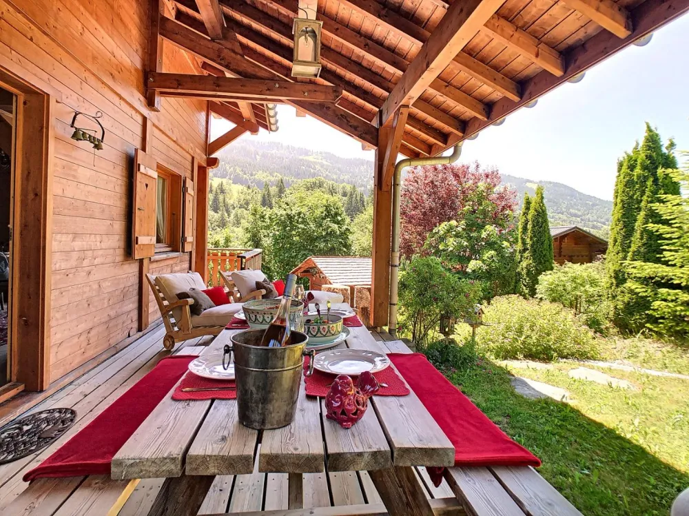Grande terrasse couverte qui peut abriter des repas, des rires et de bons moments entre amis ou en famille.
