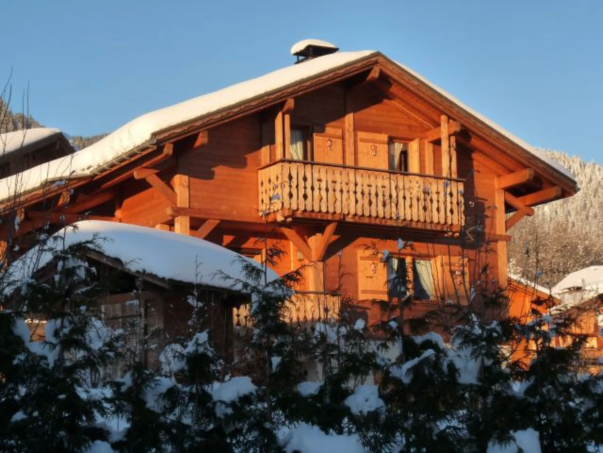 Chalet construit sur un terrain de 700m2 proche du village et de ses commodités. Au cœur du Val d'Arly vous pourrez bénéficier des multiples activités.