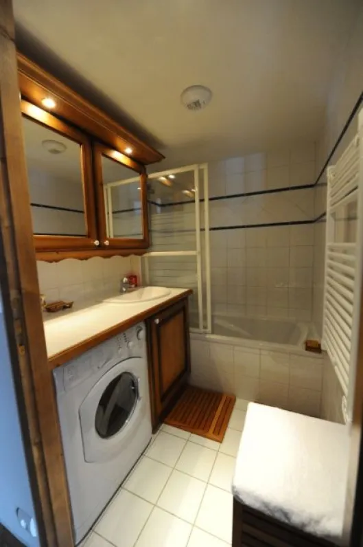 Salle de bain avec lave/sèche linge