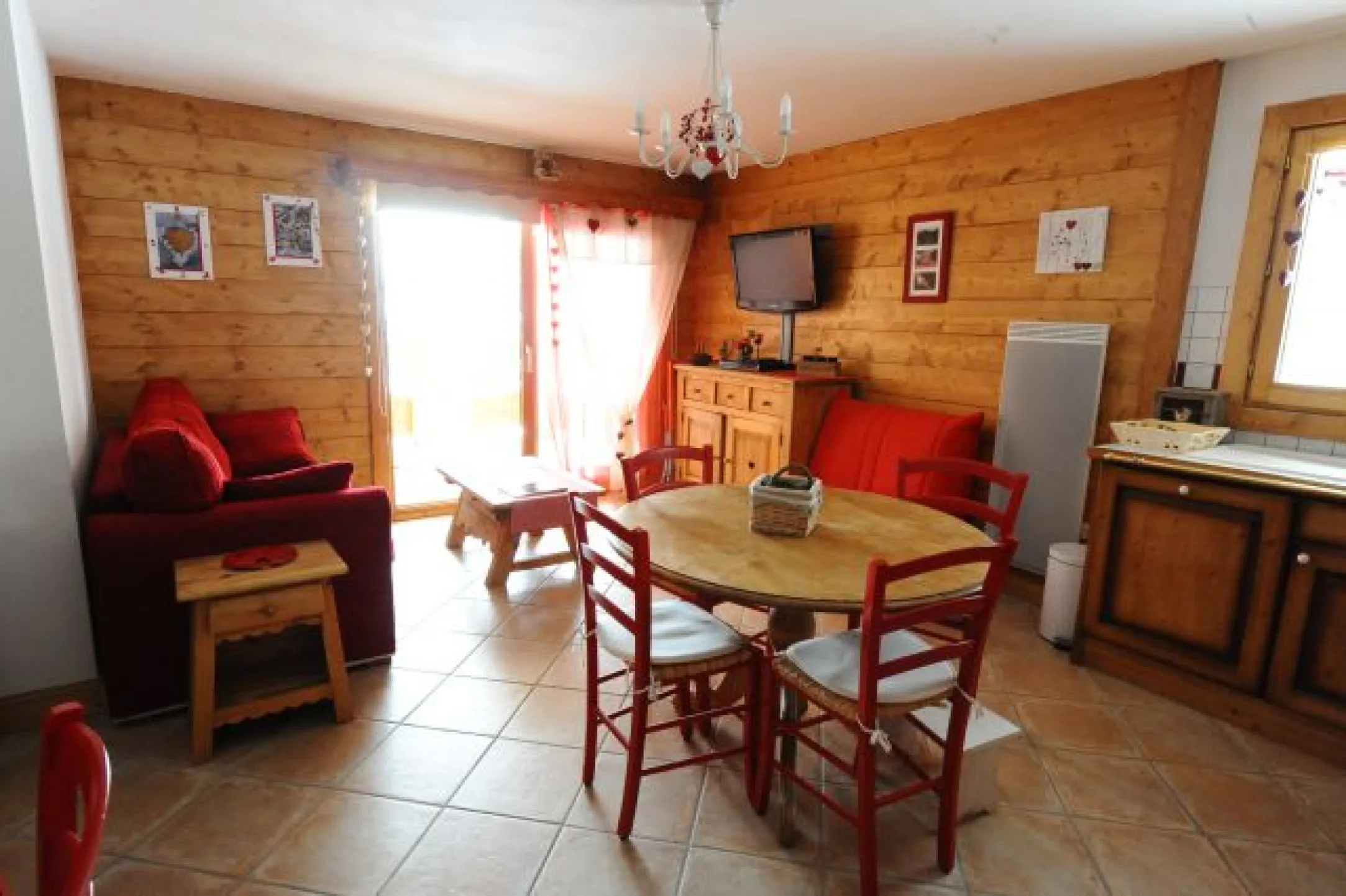 Pièce principale donnant sur le balcon et la cuisine