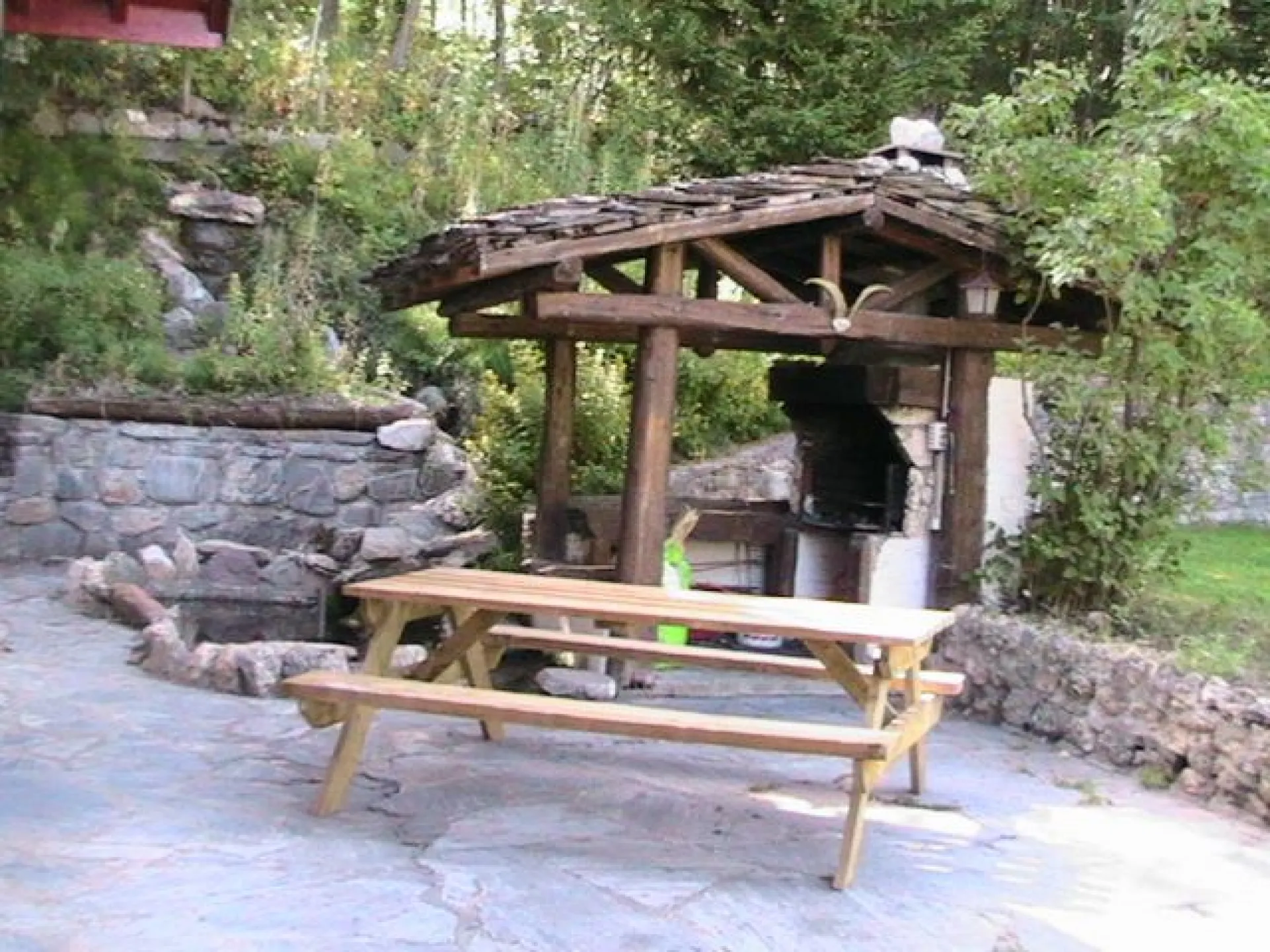 barbecue , terrasse et 2 tables bois