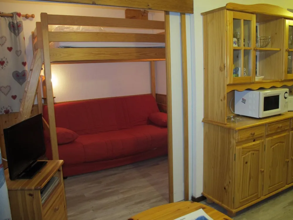 Cloison coulissante entre pièce principale et chambre