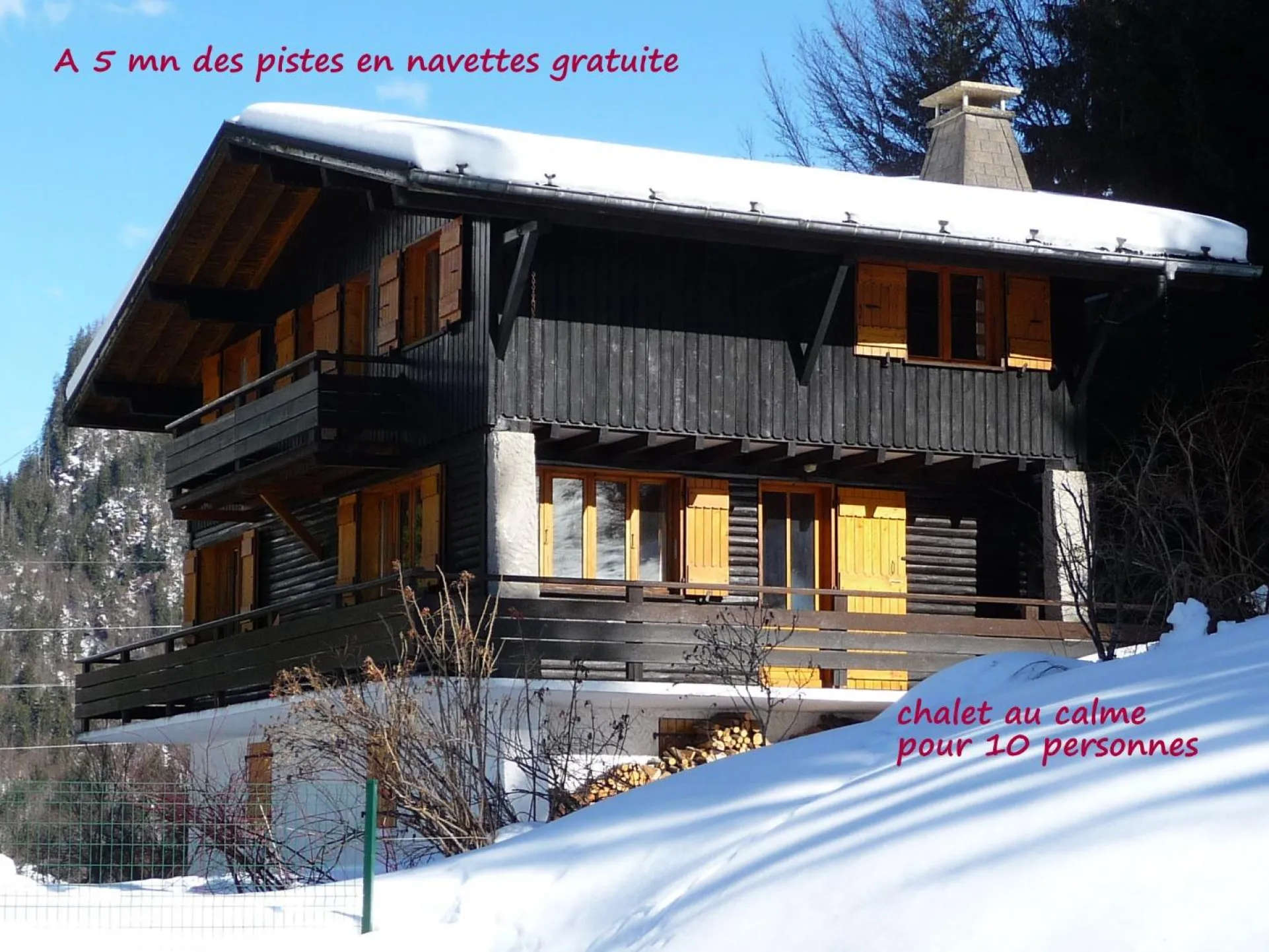 chalet ancien, en bois, avec beaucoup de charme. Grand terrain autour pour les enfants avec de bonnes pistes de luge. Nous sommes situés au bout d’une impasse pour la sécurité et la tranquillité de tous.