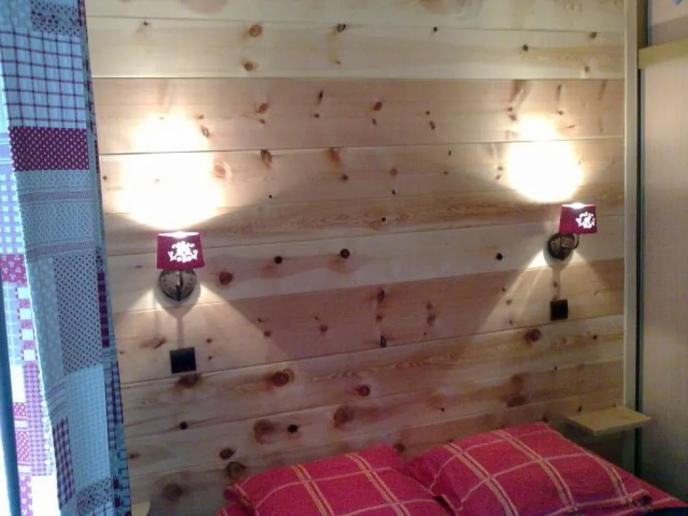 chaque lit est équipé d'oreiller individuel et de couvertures
(protège- matelas et taies d'oreillers jetables fournies pour chaque occupant)