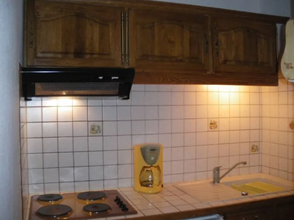 Four multifonctions; hotte aspirante à recyclage, cafetière électrique:Réfrigérateur avec compartiment congélateur 4 étoiles
Table de cuisson 4 plaques
service à raclette; service à fondue; service à raclette 